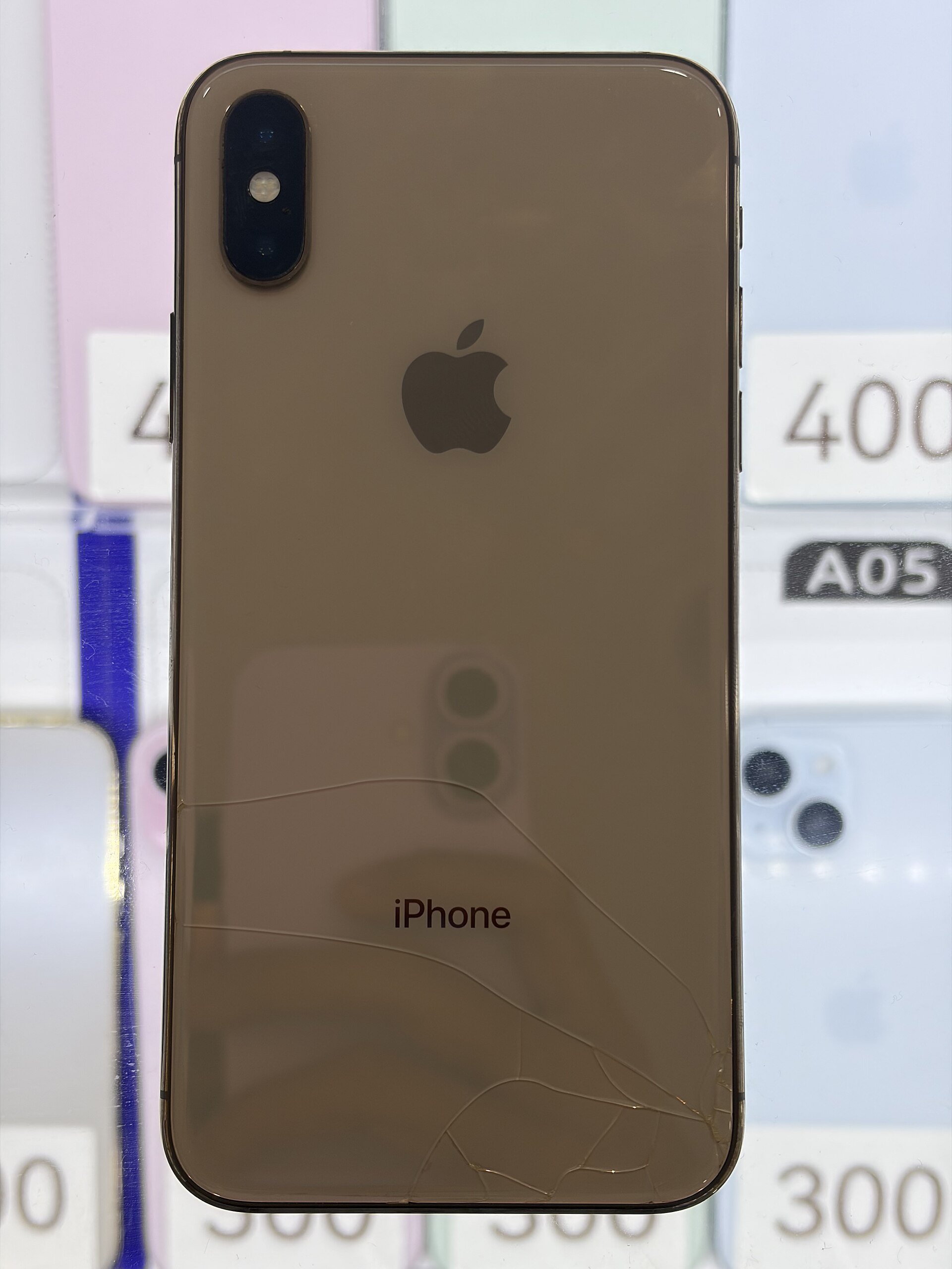 Pęknięta tylna szybka iPhone – widok od tyłu